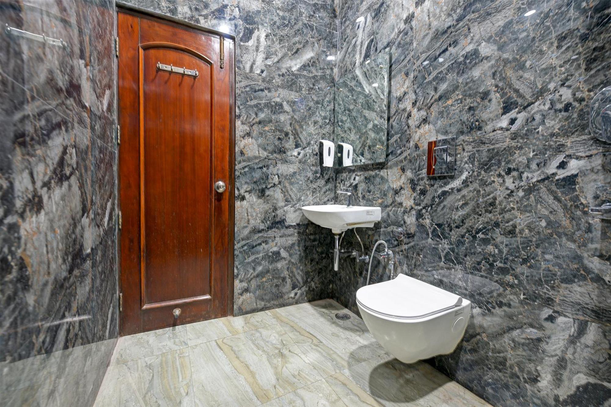 Legend International - 02 Mins From Station Hotel 3*